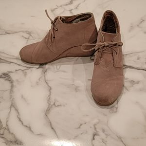 TOMS Desert Taupe Suede Kala Wedge Bootie - Womens Sz 11